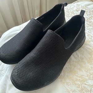 Women’s Black Slip-On Sketchers Shoes